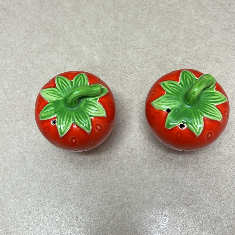 Antique Strawberry salt and pepper shakers - Picture 2 of 3